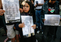 فلسطينيّون يحيون ذكرى النكبة في القدس المحتلّة أمس (عمّار عوض ـــ رويترز)