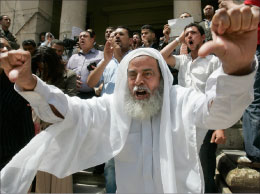 عجوز مصري يهتف ضدّ مبارك في 4 أيّار الماضي (بن كورتيس ـــ أ ب)