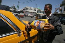 فلسطيني يملأ سيارته بالزيت النباتي في غزة اول الشهر الجاري (محمد عبد - أ ف ب)