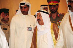 أمير الكويت صباح أحمد الصباح لحظة وصوله إلى قاعة المؤتمر في الدمام أمس (أ ف ب)