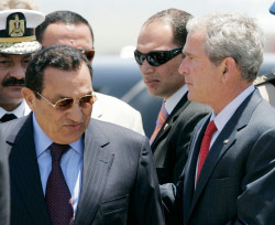 بوش ومبارك في شرم الشيخ يوم السبت الماضي (لاري داونينغ ـــ رويترز)