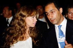 جمال مبارك وزوجته في شرم الشيخ مطلع الأسبوع الجاري (عمّار عوض ـــ رويترز)