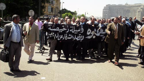 تظاهرة المحامين المصريّين في القاهرة أمس (الأخبار)