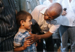 توتو يحدّث طفلاً غزّاويّاً في بيت حانون أمس (محمد عبد ـــ أ ف ب)