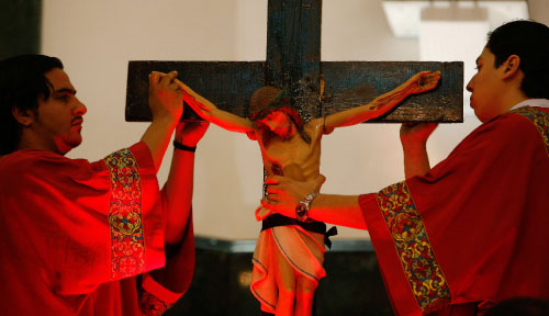 مصريّون مسيحيّون يمارسون شعائرهم الدينيّة في القاهرة في نيسان الماضي (أسماء وجيه ـــ رويترز)