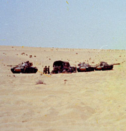 رتل من الدبابات المصريّة بعد اسرها في صحراء سيناء في حزيران عام 1967 (أ ب)