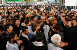 إيرانيّون يحيون ذكرى وفاة الإمام الخميني في طهران قبل يومين (وحيد سالمي ــ أ ب)