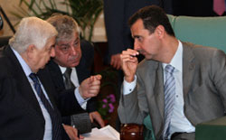 الأسد والمعلّم في القمّة المصغّرة في طرابلس الغرب أمس (عبد المجيد الفرجاني ـــ أ ب)