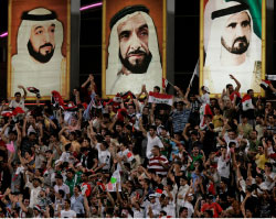 مشجّعون إماراتيّون في ملعب كرة قدم في دبي الأسبوع الماضي (كمران جبريلي ـــ أ ب)