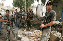 عناصر من «الصحوات» يتفقّدون ساحة تفجير استهدف بغداد أمس (عمر عبيدي ـــ رويترز)