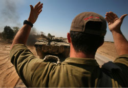 جندي إسرائيلي على الحدود مع غزّة عشيّة بدء تنفيذ التهدئة (ميناحيم كاهانا ـــ أ ف ب)