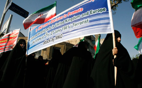 إيرانيّون يتظاهرون أمام السفارة البريطانيّة في طهران احتجاجاً على شطب صفة الإرهاب عن «مجاهدي خلق» (وحيد سالمي ــ أ ب)