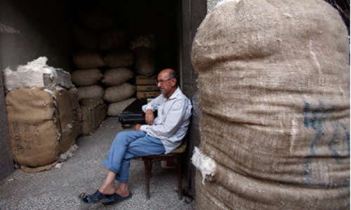 تاجر مصري يستريح في متجره في القاهرة (أسماء واغي ـ رويترز)