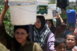مصريّون يحملون مياهاً ملوّثة في الفيّوم أول من أمس (عمرو دلش ـــ رويترز)