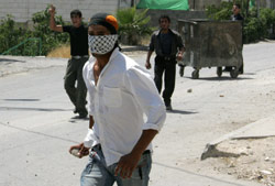 فلسطيني يستعدّ لرمي جيش الاحتلال بالحجارة قرب الخليل (حازم بدر ـــ أ ف ب)