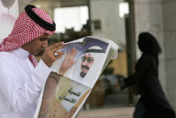 سعودي يقرأ صحيفة في الرياض أول من أمس (فهد شديد ـــ رويترز)