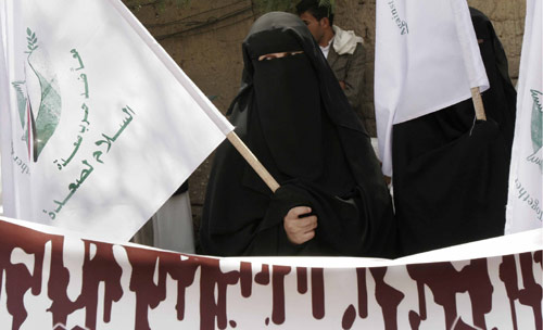 يمنيّة تحمل لافتة لإحلال السلام في صعدة (محمد القاضي ــ أ ب)