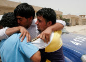 عراقي محرَّر بين أفراد عائلته في الدورة أمس (لؤي حميد ـــ أ ب)