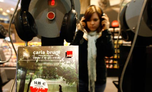 فرنسيّة تستمع إلى الأسطوانة الجديدة لكارلا بروني في باريس أمس (إريك غايار ـــ رويترز)