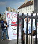 لبنانيّون يطالبون الأسد بالإفراج عن المعتقلين في السجون السورية عشيّة وصوله إلى باريس أمس (أوليفييه لابان ـــ أ ف ب)