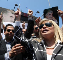 مع الإعلاميّ ميشال قزي في مسيرة إحتجاجية على إغلاق قناة «المستقبل» في 10 أيار (مايو) 2008