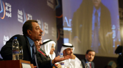 عبد الباري عطوان خلال مشاركته في «منتدى الإعلام العربي» في دبي عام 2003