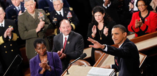 أعضاء مجلسي النواب والشيوخ يحيون أوباما قبل إلقاء خطابه (أ ف ب)