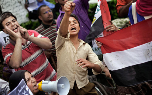 من تظاهرة للعمّال والمعوّقين أمام مبنى البرلمان في القاهرة الثلاثاء الفائت (بن كورتس ــ أ ب)