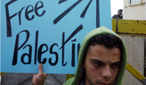من تظاهرة أمام أحد الحواجز الإسرائيلية في الخليل السبت الفائت (حازم بدر ــ أ ف ب)