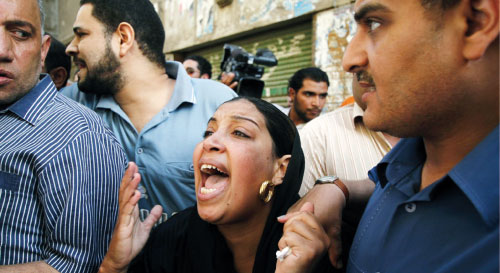 إيمان منصور، زوجة محمّد مسلم، خلال تشييعه في القاهرة الخميس الفائت (أ ف ب)