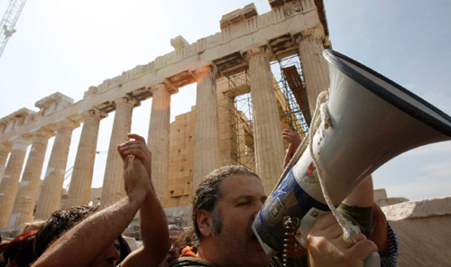 من اعتصام العمّال المتعاقدين مع وزارة الثقافة اليونانيّة الثلاثاء الفائت (جون كوليسيديس ــ رويترز)