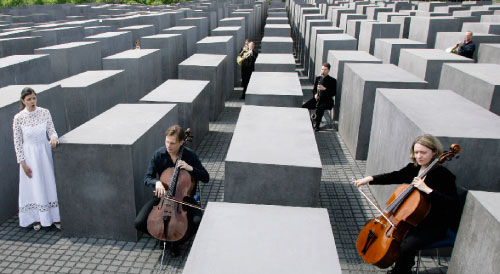 عرض موسيقي في النصب التذكاري للمحرقة في برلين (أرشيف ــ أ ب)