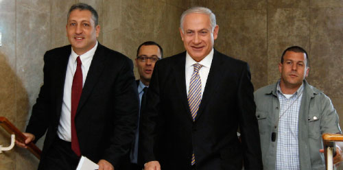 نتنياهو قبل مشاركته في جلسة الحكومة الإسرائيلية في القدس المحتلة أمس (باز راتنر ــ أ ب)