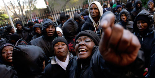 عمّال جنوب إفريقيّون يتظاهرون خارج ملعب «إليس بارك» مطالبين بزيادة أجورهم (كاي بفافنباخ ــ رويترز)