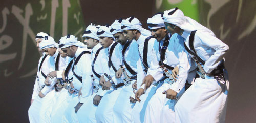 سعوديّون يؤدّون رقصة فولكلوريّة في مهرجان أبها (فهد شديد ـ رويترز)