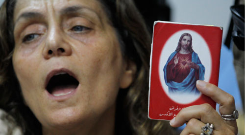 إحدى المحتجّات على مسلسل «السيّد المسيح» أمام المركز الكاثوليكي للإعلام الجمعة الفائت (حسين ملا ــ أ ب)