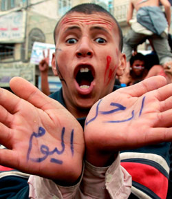 وتستمر الاعتصامات المناهضة للرئيس خارج جامعة صنعاء (خالد عبد الله ــ رويترز)