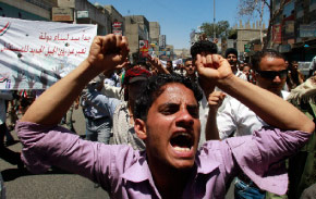 متظاهرون طالبوا باسقاط صالح في تعز أمس (خالد عبد الله ــ رويترز)