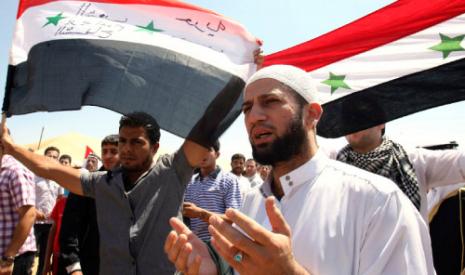 سوري مقيم في الأردن يشارك في مسيرة تأييد للاحتجاجات يوم الجمعة الماضي (نادر داوود - أ ب)  