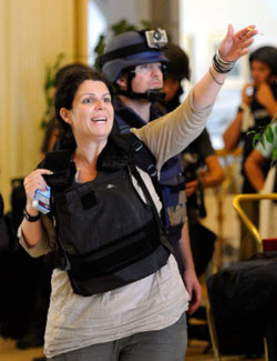 صحافيون احتجزوا في فندق «ريكسوس» بطرابلس أمس (بول هاكيت ــ رويترز)