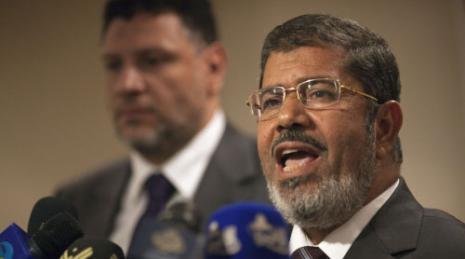 مرسي بعد الاعلان عن انتقاله للدورة الثانية من الانتخابات الرئاسية أول من أمس (أ ف ب) 