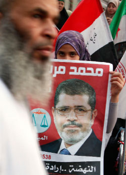 مناصرة لمرسي في ميدان التحرير الثلاثاء الماضي (أسماء وجيه ــ رويترز) 