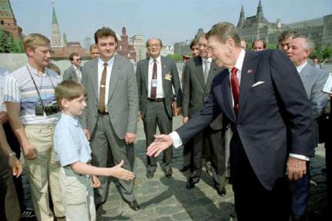 ريغان خلال زيارته موسكو سنة 1988 ويبدو في الصورة بوتين (أرشيف)