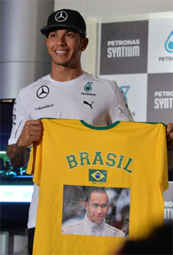 هاميلتون يستعرض قميصاً تذكارياً لمنتخب البرازيل يحمل صورته (نيلسون ألميدا ــ أ ف ب)
