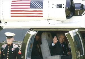 الرئيس الأميركي بوش ملوحاً بيده أثناء مغادرة البيت الأبيض أمس (رويترز)
