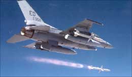 مقاتلة أف - 16 أميركية تطلق صاروخاً