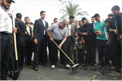 رئيس الحكومة الفلسطينية اسماعيل هنية يساهم في تنظيف الشوارع في غزة (أ ف ب)