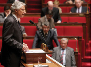 دوفيلبان يلقي كلمة أمام البرلمان الفرنسي  (رويترز)