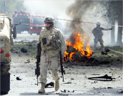 جنود في موقع الانفجار في كابول أمس (رويترز)
