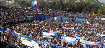 مهرجان انتخابي للرئيس اليمني علي عبد الله صالح في إب جنوب صنعاء أمس (أ ف ب)